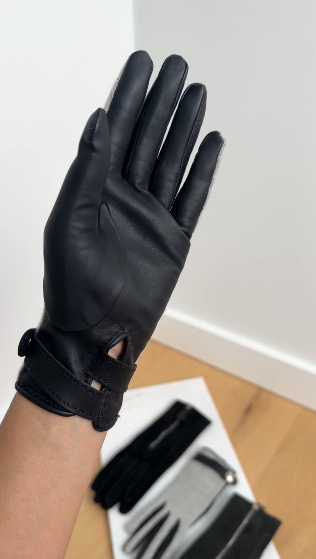 Hermes Black Leather and Grey Cashmere Clou de Selle Gloves - 6.5 / XS